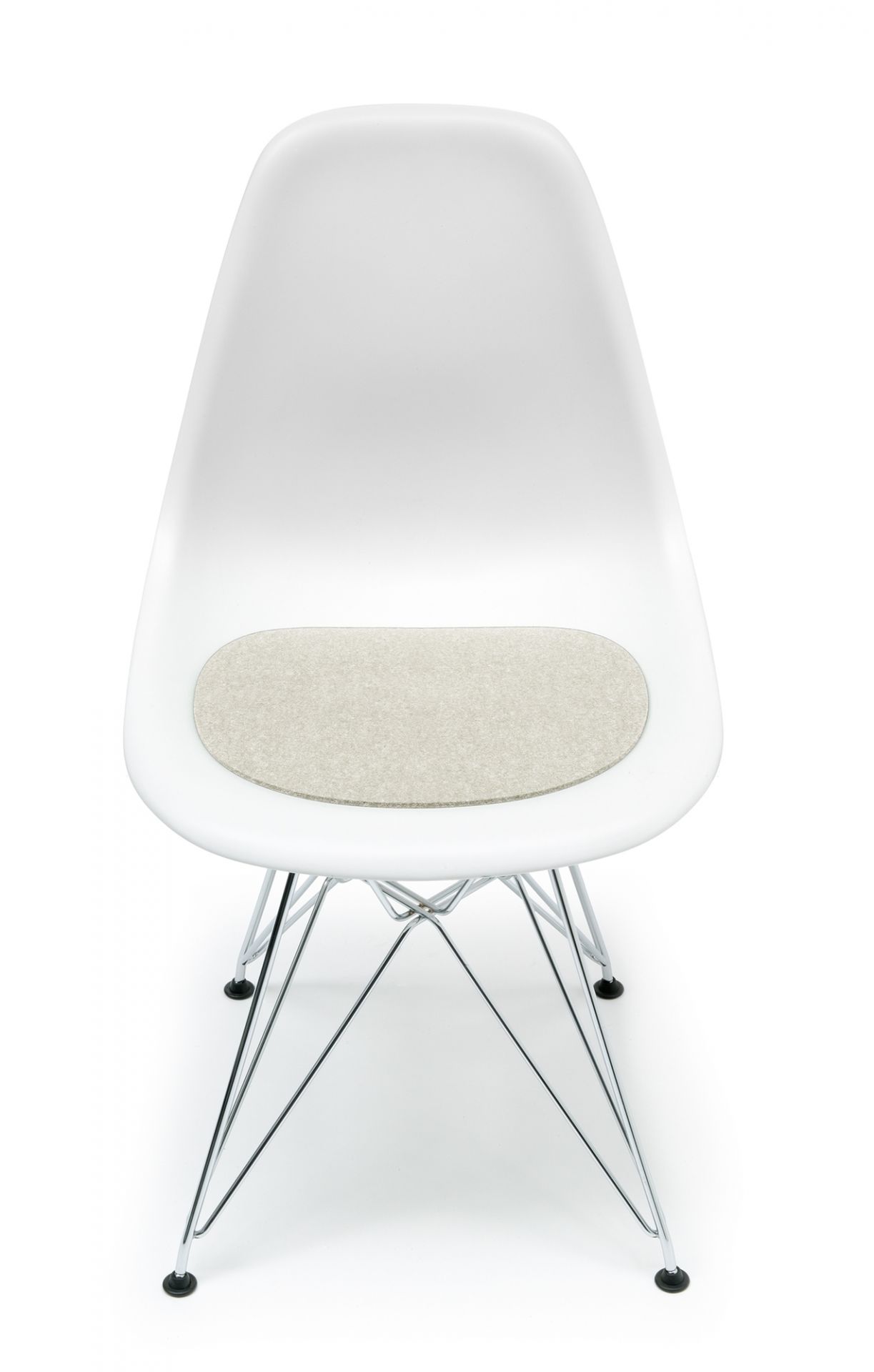 Weißer Eames DSR Stuhl mit Filz Sitzauflage von Hey Sign in Marmor-Optik.